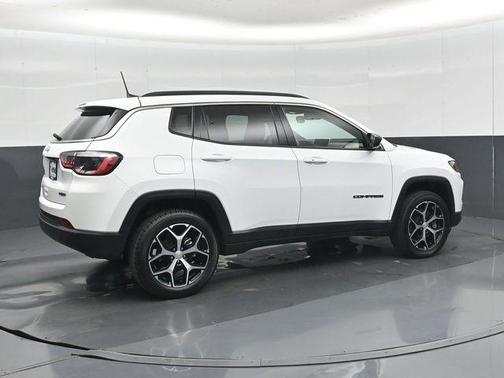 Bright White Clearcoat 2024 Jeep Compass Latitude