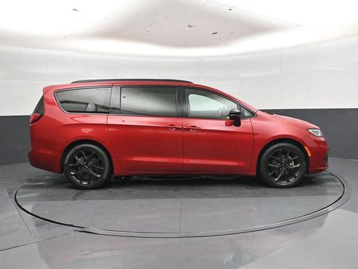 Red Hot Pearlcoat 2025 Chrysler Pacifica Limited