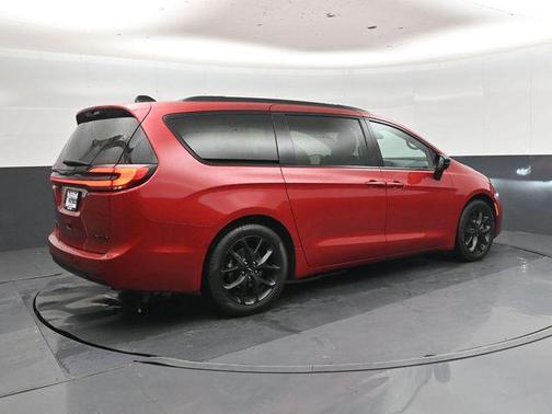 Red Hot Pearlcoat 2025 Chrysler Pacifica Limited