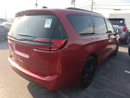 Red Hot Pearlcoat 2025 Chrysler Pacifica Limited