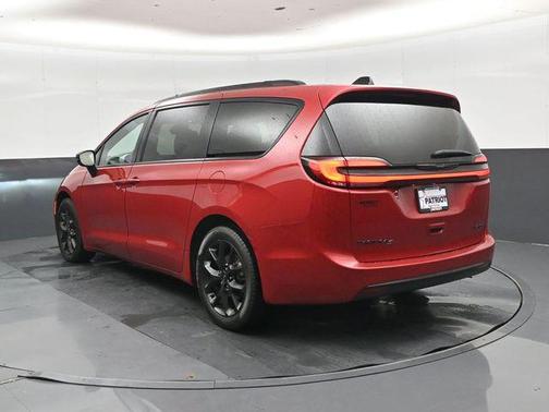 Red Hot Pearlcoat 2025 Chrysler Pacifica Limited