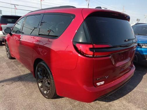 Red Hot Pearlcoat 2025 Chrysler Pacifica Limited