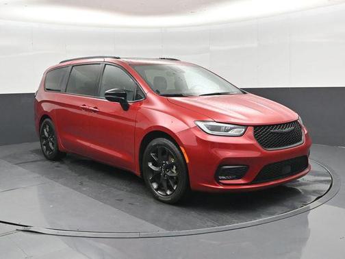Red Hot Pearlcoat 2025 Chrysler Pacifica Limited
