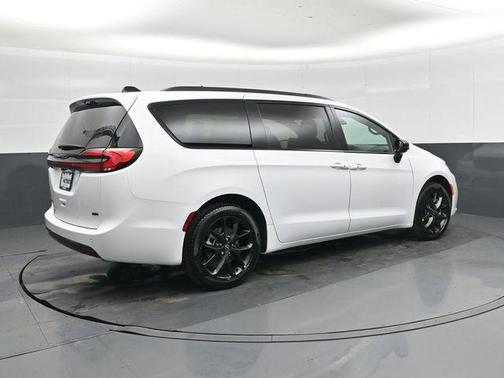 Bright White Clearcoat 2026 Chrysler Pacifica L