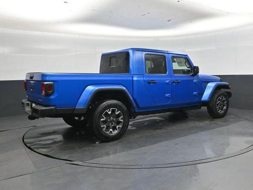 Hydro Blue Pearlcoat 2026 Jeep Gladiator Sahara 4x4