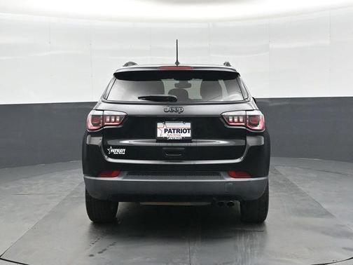 Diamond Black Crystal Pearlcoat 2018 Jeep Compass Latitude