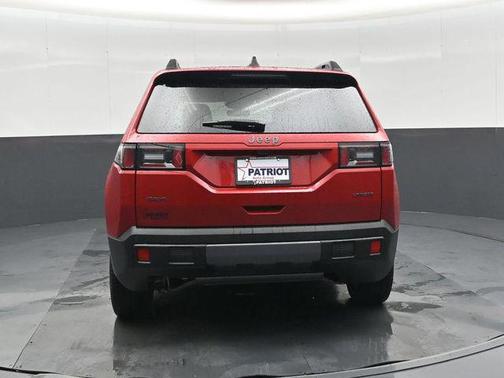 Red Hot Pearlcoat 2026 Jeep Cherokee Laredo 4x4