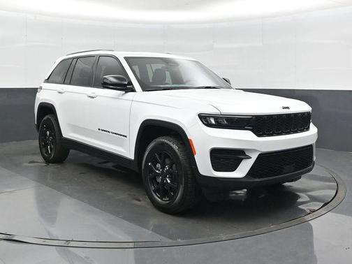 Bright White Clearcoat 2025 Jeep Grand Cherokee Altitude