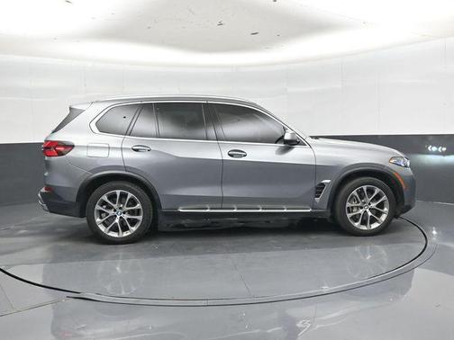 Gray Metallic 2025 BMW X5 xDrive40i