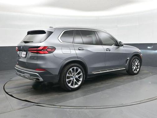 Gray Metallic 2025 BMW X5 xDrive40i