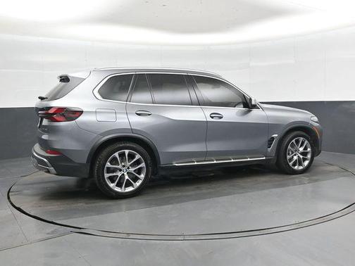 Gray Metallic 2025 BMW X5 xDrive40i