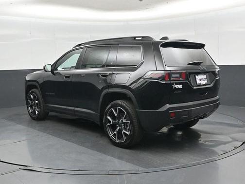 Diamond Black Crystal Pearlcoat 2026 Jeep Cherokee Overland