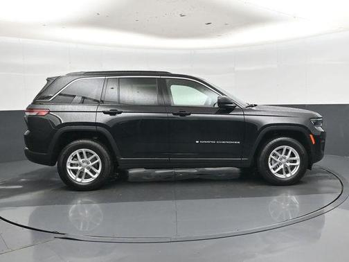 Diamond Black Crystal Pearlcoat 2026 Jeep Grand Cherokee Laredo