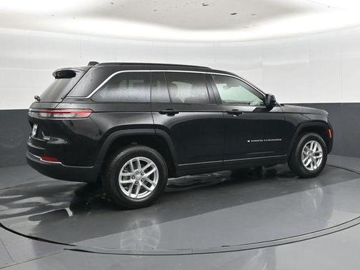 Diamond Black Crystal Pearlcoat 2026 Jeep Grand Cherokee Laredo