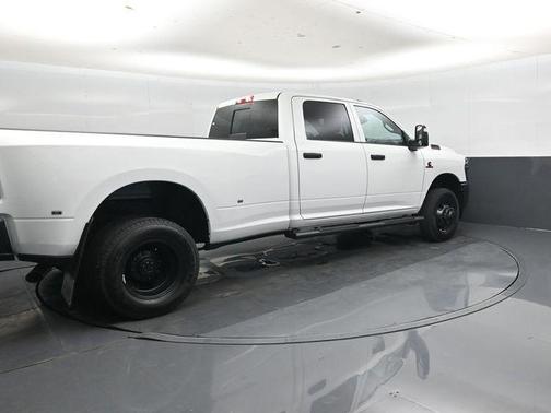Bright White Clearcoat 2026 RAM 3500 Tradesman Crew Cab 4x4 8' Box