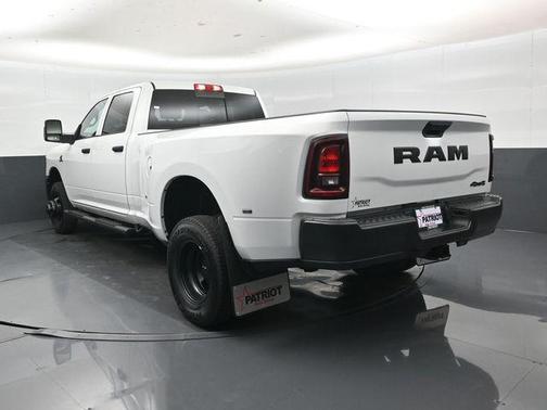 Bright White Clearcoat 2026 RAM 3500 Tradesman Crew Cab 4x4 8' Box