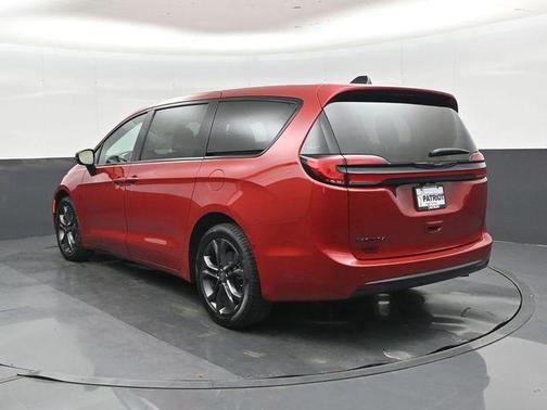 Red Hot Pearlcoat 2026 Chrysler Pacifica L