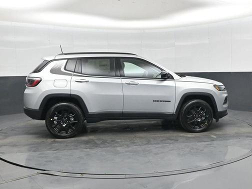 Silver Zynith Metallic Clearcoat 2026 Jeep Compass Latitude