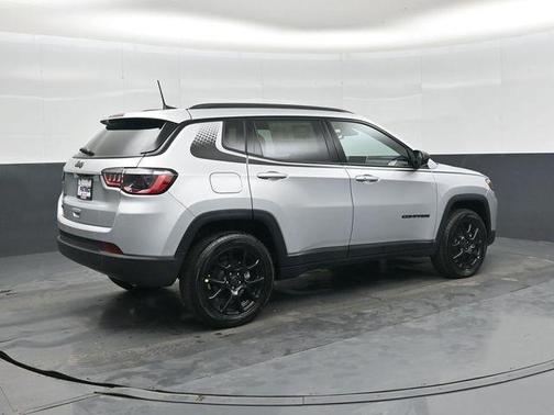 Silver Zynith Metallic Clearcoat 2026 Jeep Compass Latitude