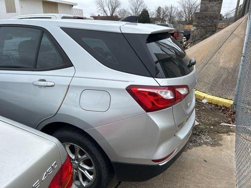 Silver Ice Metallic 2018 Chevrolet Equinox LS