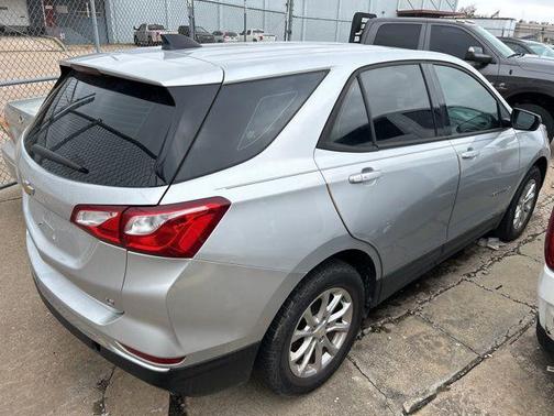 Silver Ice Metallic 2018 Chevrolet Equinox LS