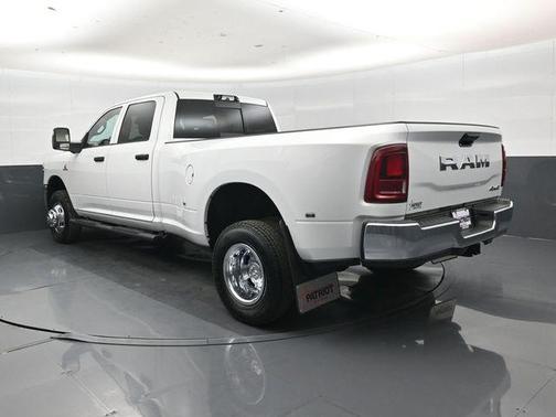Bright White Clearcoat 2026 RAM 3500 Tradesman Crew Cab 4x4 8' Box