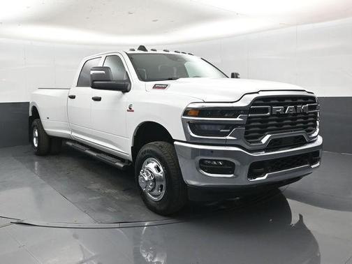 Bright White Clearcoat 2026 RAM 3500 Tradesman Crew Cab 4x4 8' Box