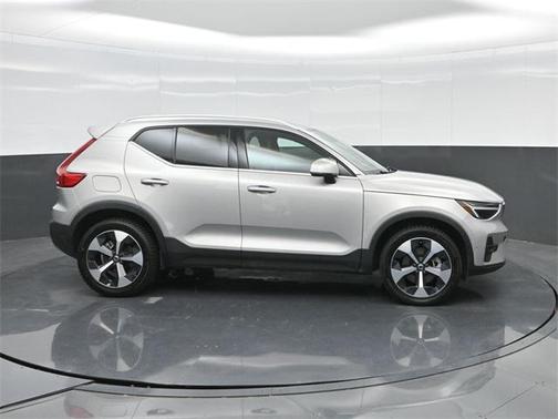 2024 Volvo XC40 B5 Plus Bright Theme