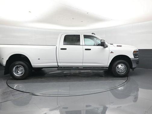 Bright White Clearcoat 2026 RAM 3500 Tradesman Crew Cab 4x4 8' Box