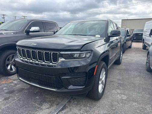Diamond Black Crystal Pearlcoat 2026 Jeep Grand Cherokee Laredo