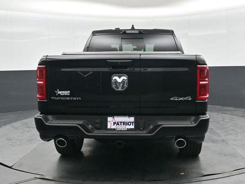 Diamond Black Crystal Pearlcoat 2026 RAM 1500 ST