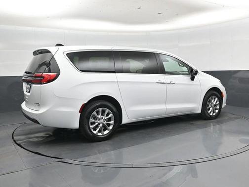 Bright White Clearcoat 2026 Chrysler Pacifica Limited