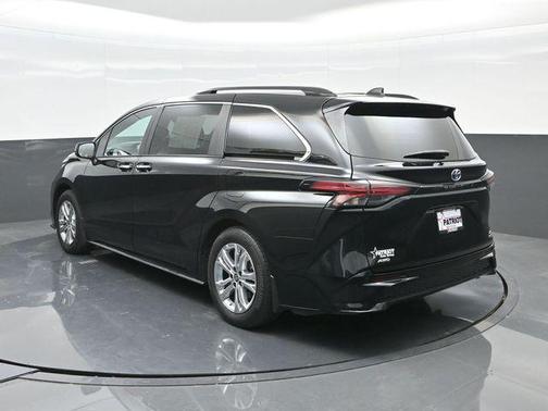 Midnight Black Metallic 2022 Toyota Sienna XSE 7 Passenger