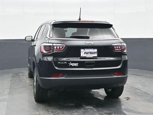 Diamond Black Crystal Pearlcoat 2025 Jeep Compass Sport