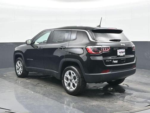 Diamond Black Crystal Pearlcoat 2025 Jeep Compass Sport