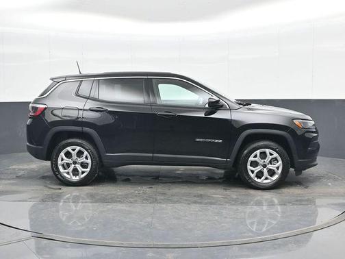 Diamond Black Crystal Pearlcoat 2025 Jeep Compass Sport