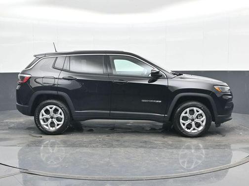 Diamond Black Crystal Pearlcoat 2025 Jeep Compass Sport