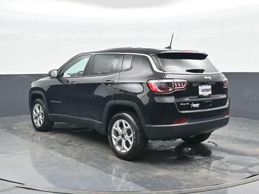 Diamond Black Crystal Pearlcoat 2025 Jeep Compass Sport