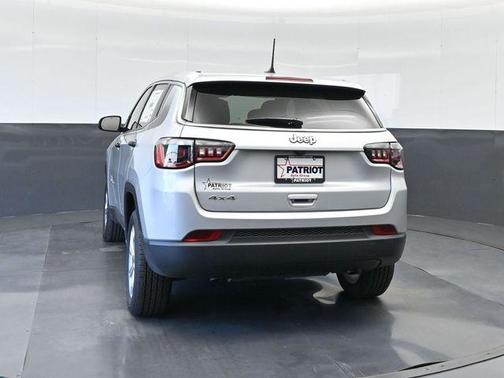 Silver Zynith Metallic Clearcoat 2025 Jeep Compass Sport