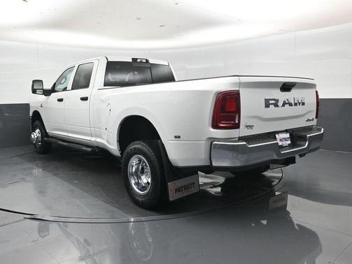 Bright White Clearcoat 2026 RAM 3500 Tradesman Crew Cab 4x4 8' Box