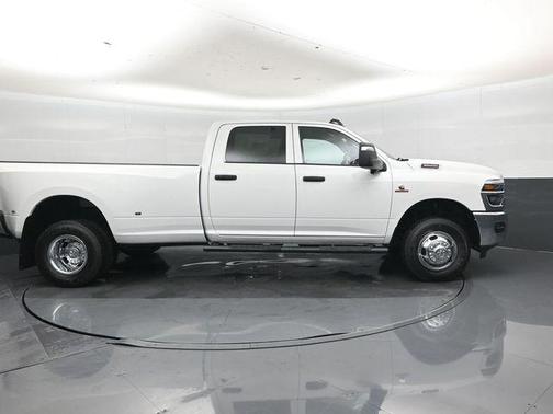 Bright White Clearcoat 2026 RAM 3500 Tradesman Crew Cab 4x4 8' Box