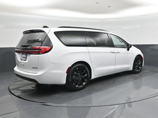 Pw7 2027 Chrysler Pacifica Limited
