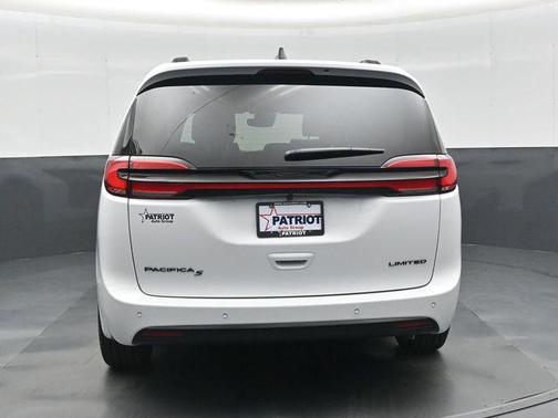 Bright White Clearcoat 2027 Chrysler Pacifica Limited