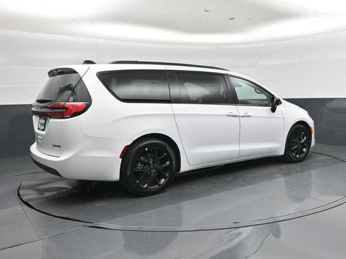 Pw7 2027 Chrysler Pacifica Limited