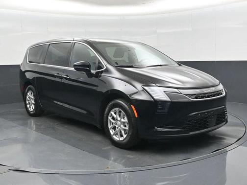 Diamond Black Crystal Pearlcoat 2027 Chrysler Pacifica L