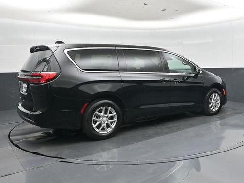 Diamond Black Crystal Pearlcoat 2027 Chrysler Pacifica L