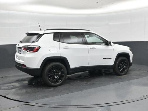 Bright White Clearcoat 2026 Jeep Compass Latitude
