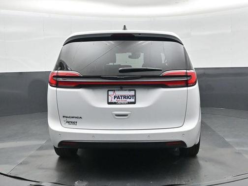 Bright White Clearcoat 2026 Chrysler Pacifica L