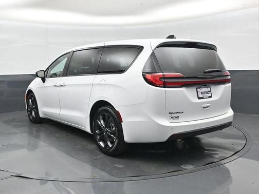 Bright White Clearcoat 2026 Chrysler Pacifica L