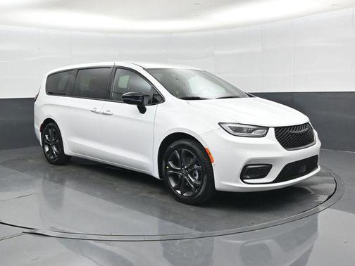 Bright White Clearcoat 2026 Chrysler Pacifica L
